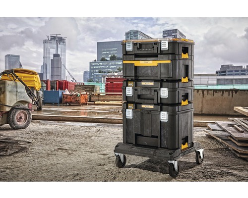 Staplade DeWalt verktygslådor på en rullbräda framför en stadsbakgrund.