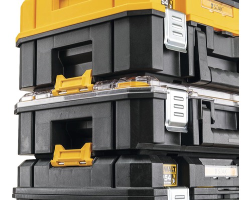 Stapel av DeWalt verktygslådor i plast