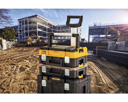 Staplade DeWalt verktygslådor framför en byggarbetsplats