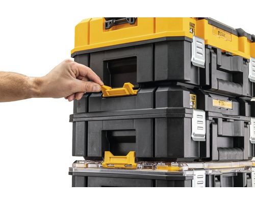 Staplade DeWalt-verktygslådor med hand som öppnar spärren