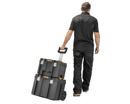 Man drar verktygslåda med hjul