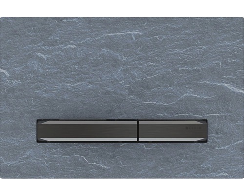 Spolplatta GEBERIT Sigma50 svart krom/Mustang grå skiffer 245x164 mm 7722597 Geberit tryckplatta med två knappar på stenmur