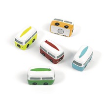 Fem färgglada miniatyrbussar med surfbräda på vit bakgrund