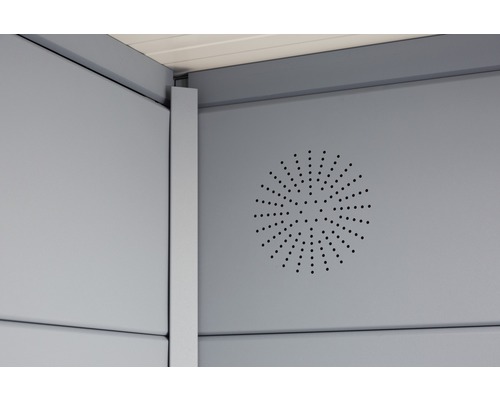 Detaljvy av en grå trädgårdslåda med ventilationshål