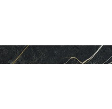 Närbild av en mörk marmorplatta med ådring