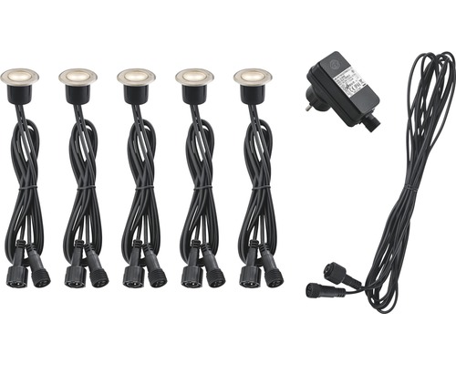 Fem infällda markspotlights med kablar och en transformator.