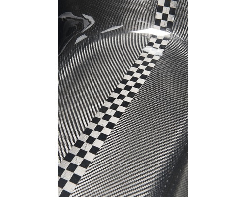 Närbild av kolfiber med schackrutigt mönster