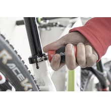 En man använder en Wiha skruvmejsel på en cykel.
