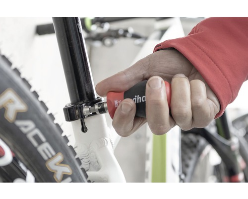 En man använder en Wiha skruvmejsel på en cykel.