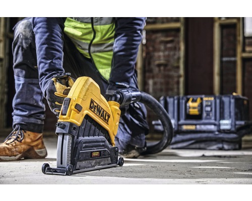 DeWalt väggspårsfräs med dammutsugning i bruk