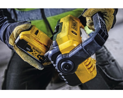 DeWalt batteridriven arbetslampa med batteri i handen