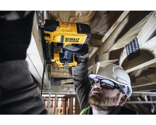 En hantverkare använder en DeWalt batteridriven spikpistol på en byggarbetsplats.