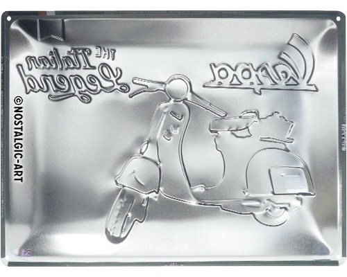 Metallskylt med Vespa-motiv och texten The Italian Legend