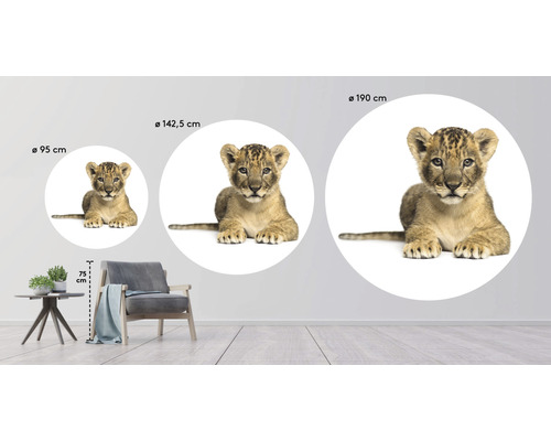 Väggdekal med lejonunge i olika storlekar visad i ett vardagsrum