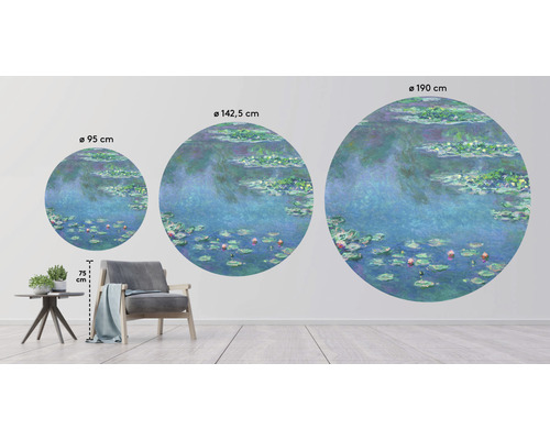Tre runda väggmålningar med näckrosmotiv i olika storlekar i vardagsrummet