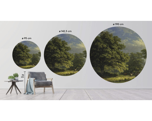 Tre runda väggmålningar med skogsmotiv i olika storlekar (95 cm, 142,5 cm, 190 cm) i vardagsrum