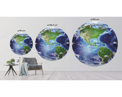 Tre väggdekorationsjordklot i storlekarna 95 cm, 142,5 cm och 190 cm i ett rum