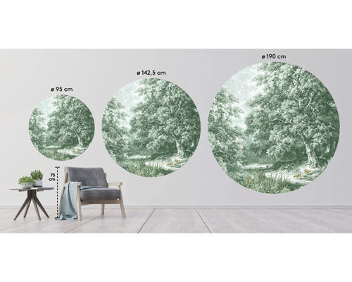 Tre runda väggmålningar med skogsmotiv i olika storlekar på en vägg.