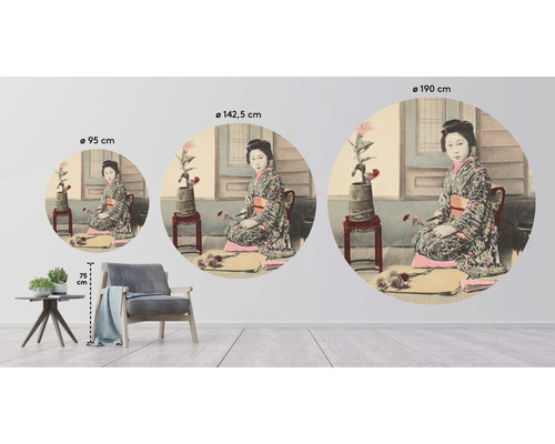 Illustration av tre väggcirklar med en kvinna i traditionell klädsel