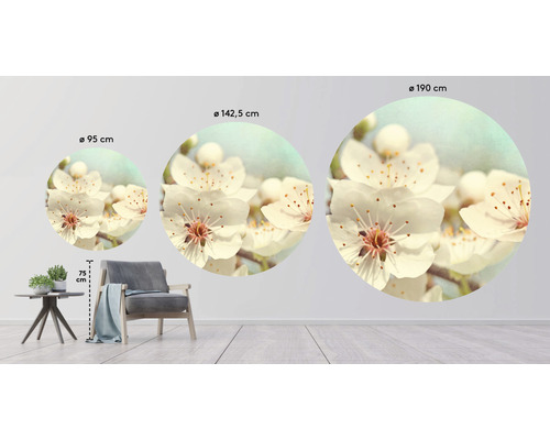 Vardagsrum med väggtatueringar med blommotiv i olika storlekar, fåtölj och sidobord