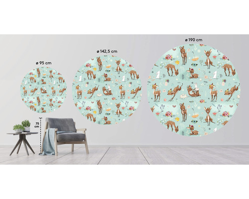 Tre runda väggdekaler med rådjurs- och blommotiv i olika storlekar på en vägg