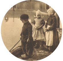 Historiskt foto av tre barn i traditionella nederländska kläder vid en kanal.