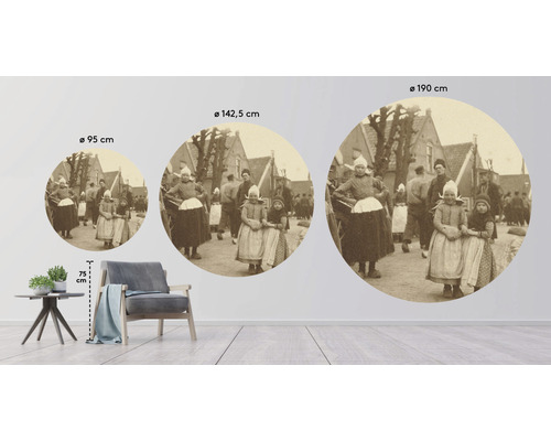 Tre runda väggbilder med historiskt motiv i olika storlekar, visade i ett vardagsrum.