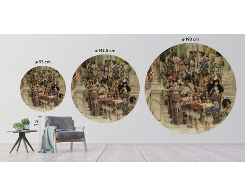 Tre runda väggmålningar med en målning i olika storlekar bredvid en fåtölj och ett bord