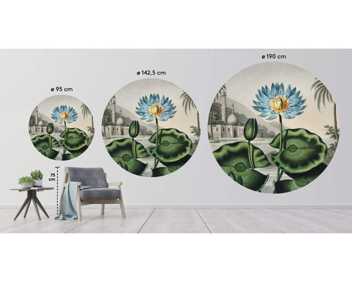 Illustration av olika storlekar av en rund väggdekoration med ett näckrosmotiv i en rumsscen