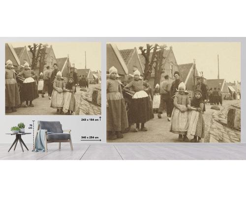 Historisk fototapet som visar barn i traditionella kläder i en gatuscen