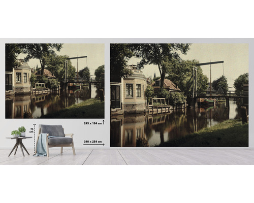 Fototapet med ett motiv av en stad vid floden med en bro