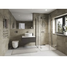 Modernt badrum med dusch, handfat, toalett och spegel