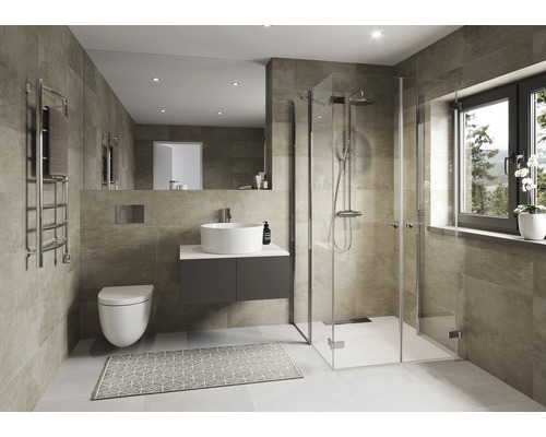 Modernt badrum med dusch, handfat, toalett och spegel