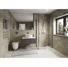 Modernt badrum med dusch, tvättställ, spegel, toalett och handdukstork.