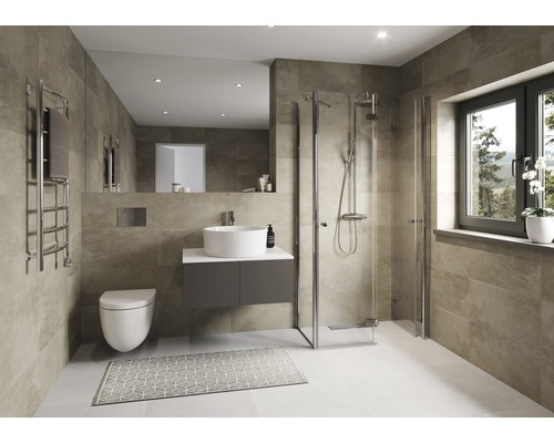 Modernt badrum med dusch, tvättställ, spegel, toalett och handdukstork.