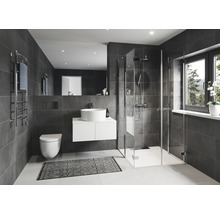 Modernt badrum med dusch, tvättställ, toalett och handdukstork