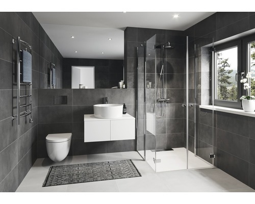 Modernt badrum med dusch, tvättställ, toalett och handdukstork