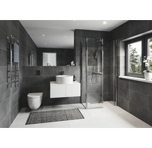 Modernt badrum med dusch, handfat, spegel och toalett