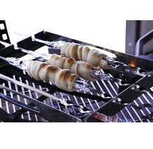 Pinnbröd på grillspett på ett grillgaller