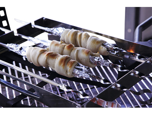 Pinnbröd på grillspett på ett grillgaller