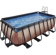 Rektangulär pool med träutseende och stege