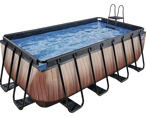 Rektangulär pool med träutseende och stege