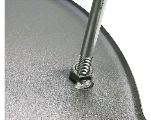 Detaljvy av en gängstång med mutter på en metallplatta