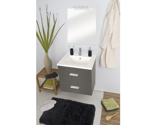 Badrumsvy med tvättställ, spegel och tillbehör