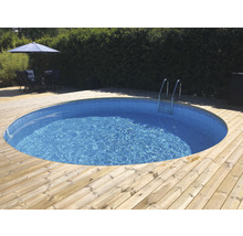 Rund pool med trädäck och stege i trädgården