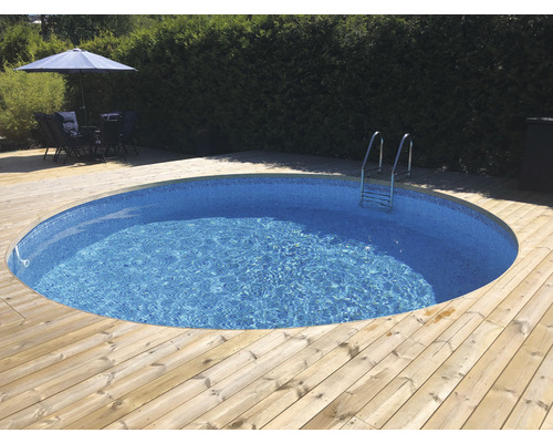 Rund pool med trädäck och stege i trädgården