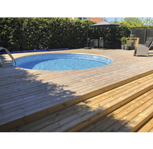 Trädgård med rund pool och trädäck med trappor