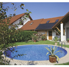 Rund pool i trädgården med hus i bakgrunden