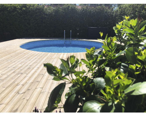 Rund pool med trädäck i trädgården