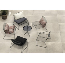 Ensemble av trädgårdsstolar och bord på stengolv